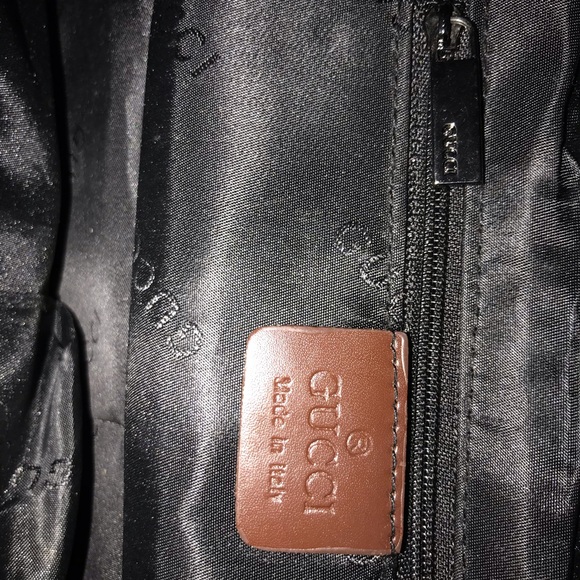 I’m selling a Gucci purse it’s kind of old . - Picture 4 of 8